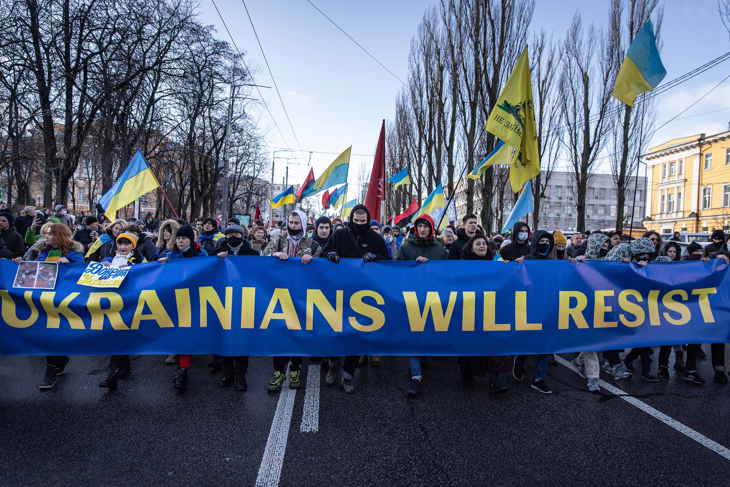 People participate in a Unity March to show solidarity and patriotic spirit over the escalating tensions with Russia on February 12, 2022 in Kiev, Ukraine. © Chris McGrath/Getty Images