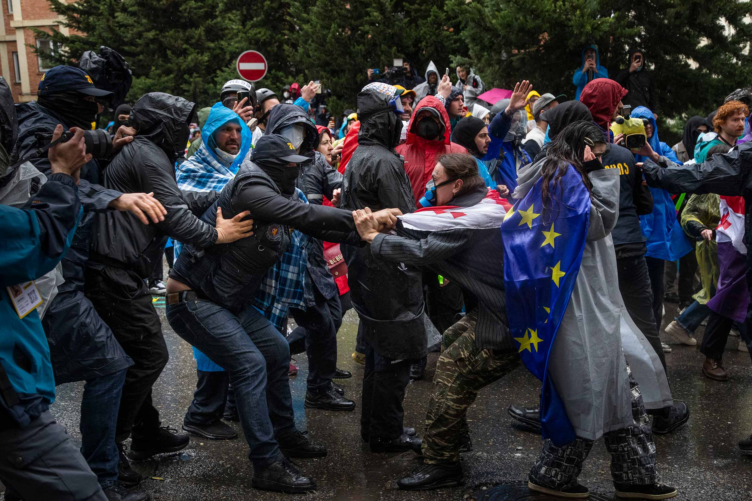 Police Force face protesters during a protest against the foreign agents law as two Americans and one Russian citizen are among 20 detained on May 13, 2024 in Tbilisi, Georgia. © Daro Sulakauri/Getty Images