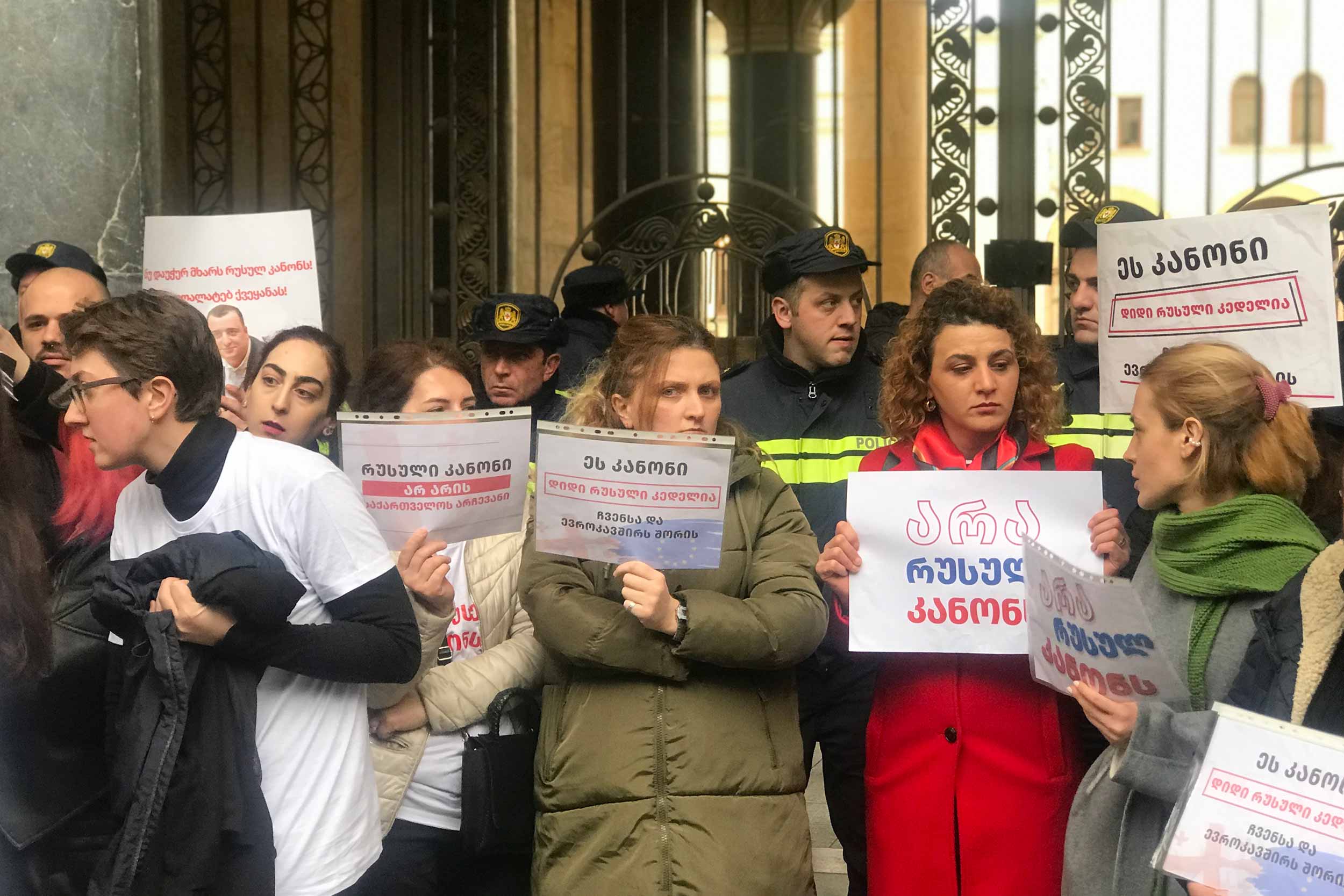 Journalists and rights groups protest in front of the Georgian Parliament in Tbilisi on 2 March. Georgia's ruling party said it would back a bill that would force foreign-funded non-governmental organizations, media outlets, and possibly even individuals to register as "foreign influence agents." © Gvantsa Seturidze/IWPR