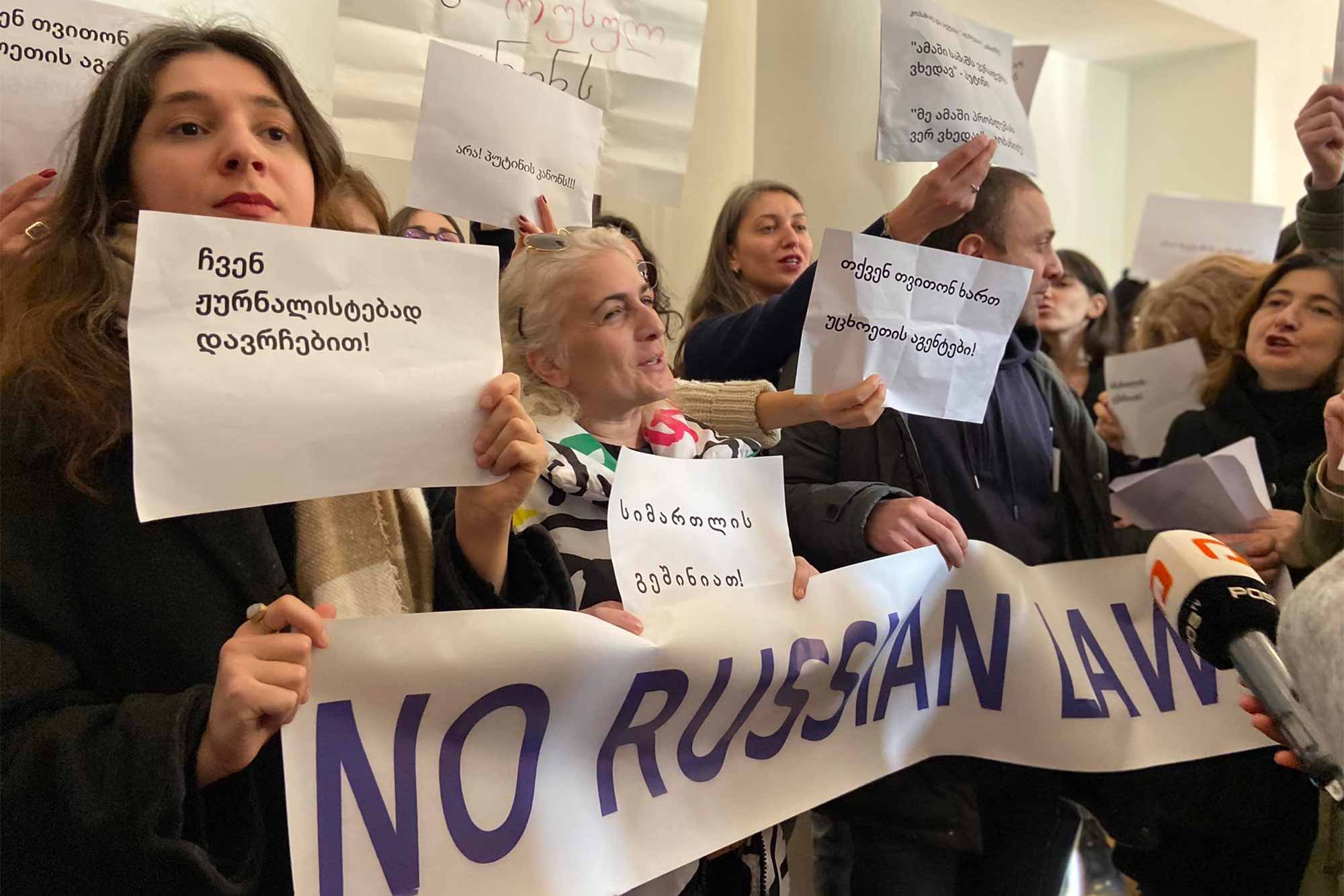 On 20 February, NGOs representatives and journalists staged a protest in the corridors of the Georgian Parliament against a draft bill as a group of parliamentarians registered the draft law “On Transparency of Foreign Influence”. The proposed bill has been widely condemned by civil society, the media and international partners, who have compared it to similar legislation imposed in Russia. © Gvantsa Seturidze/IWPR