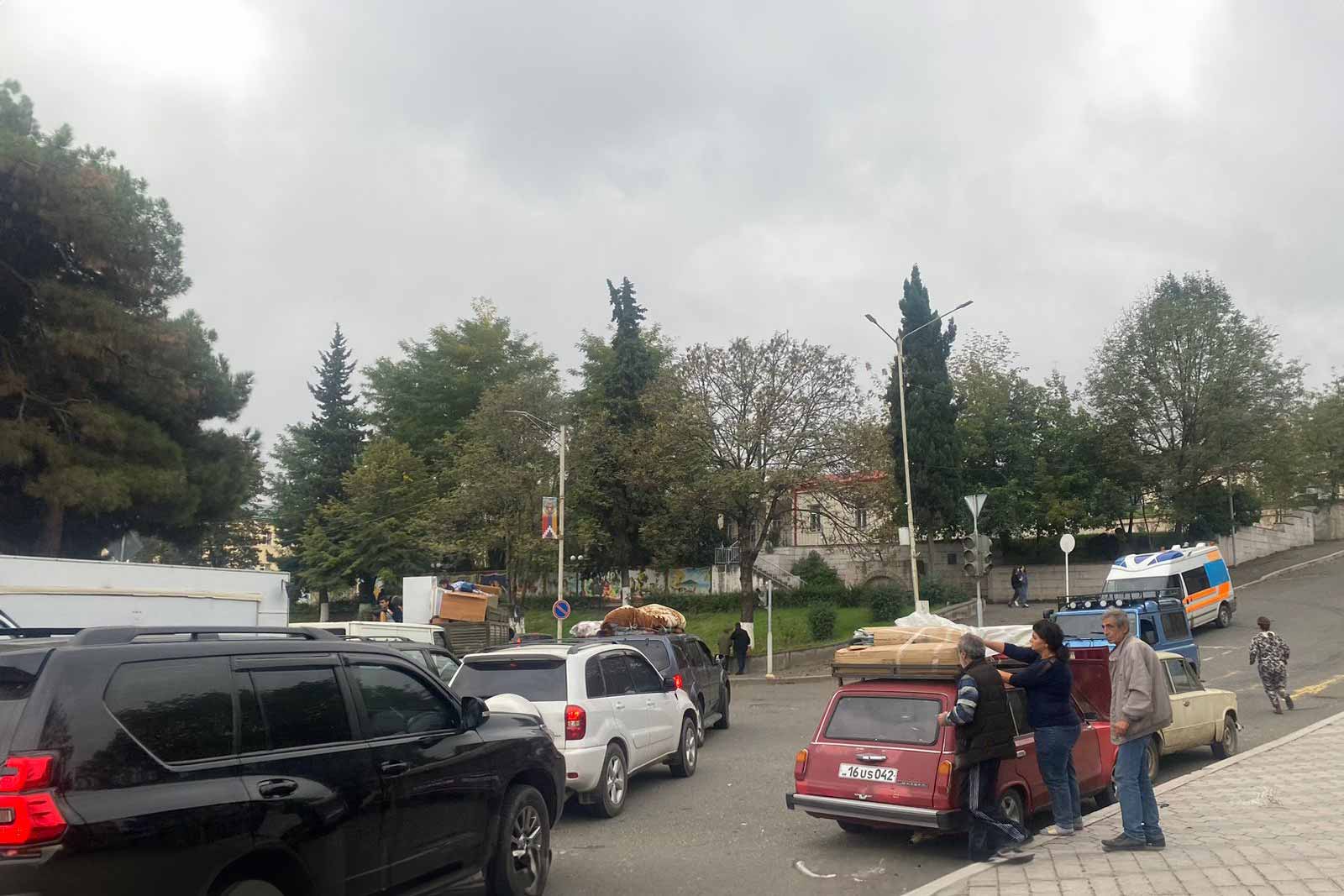 People are loading their belongings on their cars and set to leave Nagorny Karabakh for Armenia. As of September 25, nearly 7,000 people have so far crossed into Armenia from Azerbaijan's enclave, which is home to a majority of some 120,000 ethnic Armenians. © Siranush Sargsyan