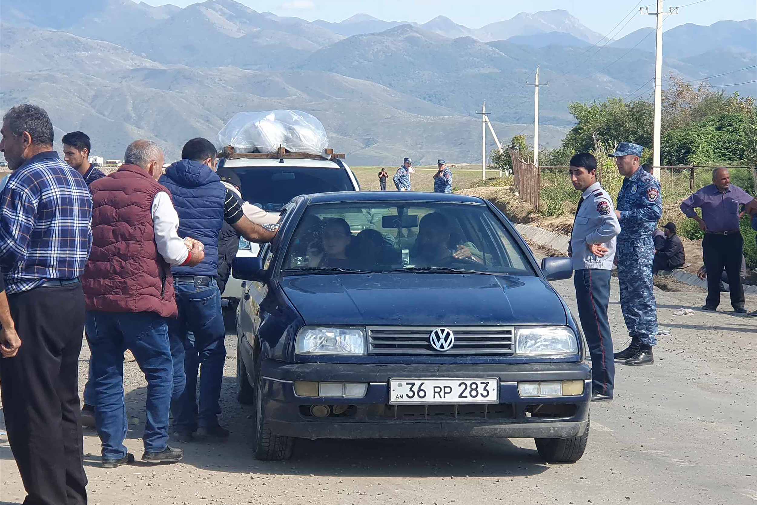 Armenian refugees from Nagorny Karabakh arrive in Kornidzor, a village near Goris, in eastern Armenia. People endured up to 30 hours to cover the 90 kilometres separating Karabakh's regional centre Stepanakert and Goris, a journey that would usually take two hours. © Arshaluis Mghdesyan 