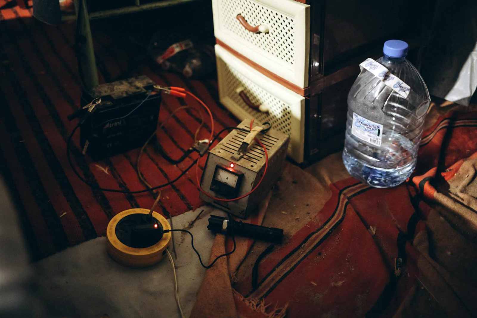 A battery and drinking water: volunteers have been distributing essentials to the few civilians who have not left Bakhmut, in Donetsk region. © Anastasia Rokytna/IWPR