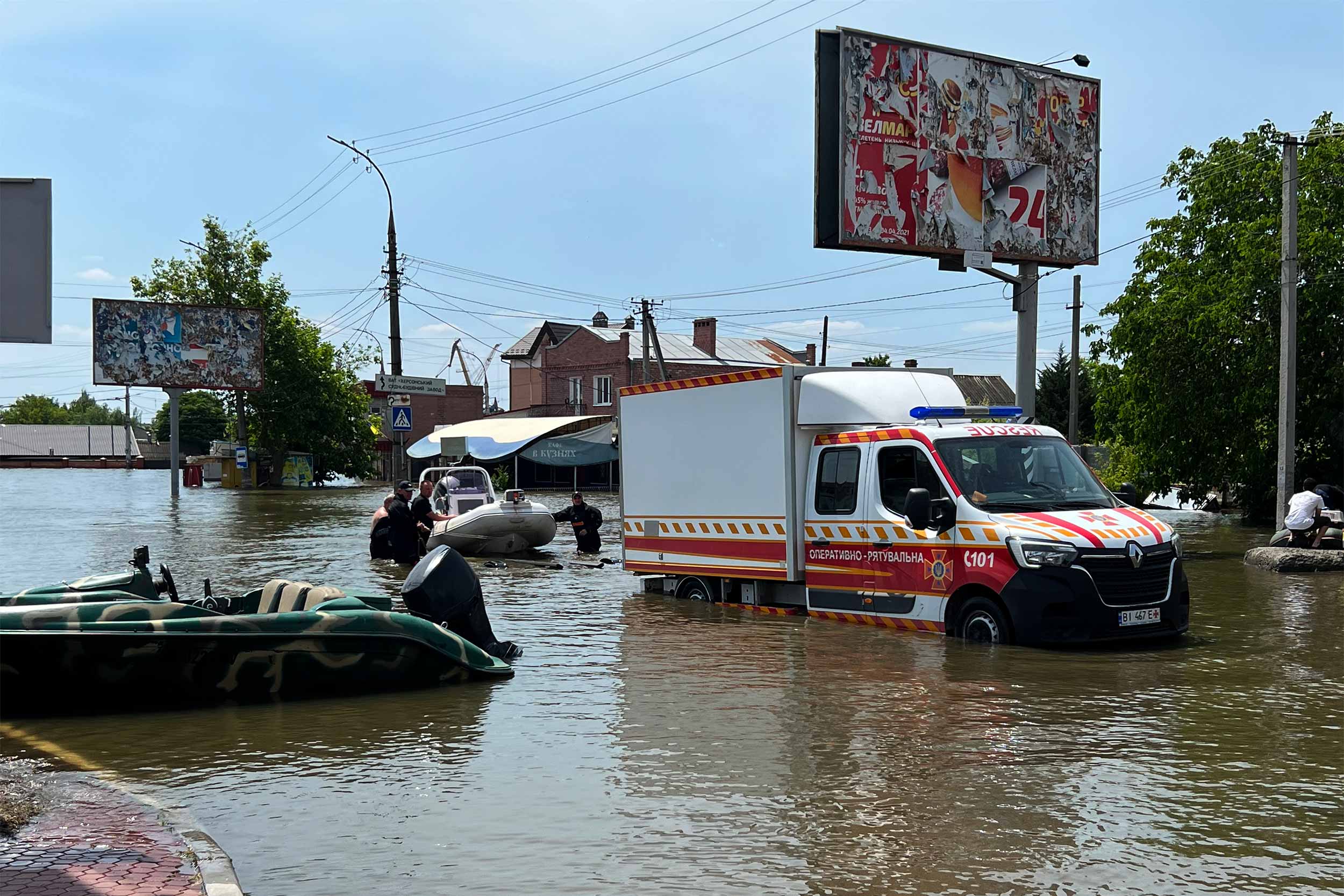 Evacuating people from Korabelna Square in Ostriv district © Olga Golovina